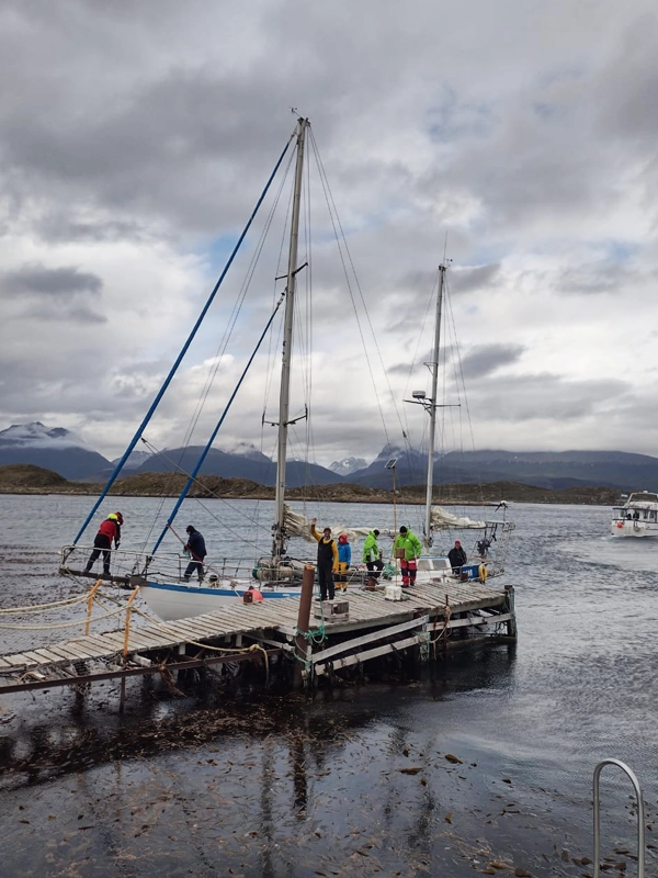5-Destino-faro-les-éclaireurs-Navegacion-Velero-Ksar-Canal-Beagle-Tierra-del-Fuego-Fin-del-Mundo-Argentina