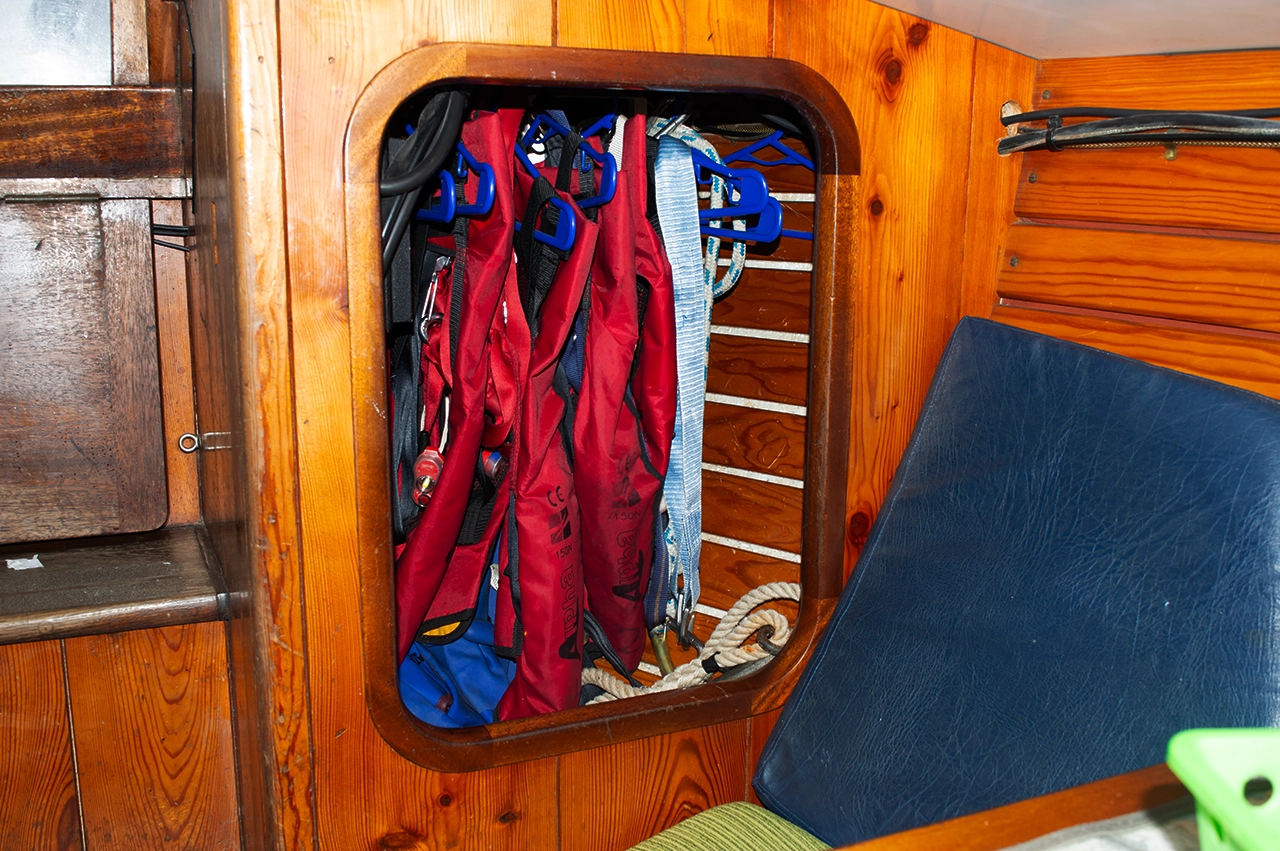 interior del barco veler ksar expediciones en Canal Beagle. Navegaciones en Tierra del Fuego argentina