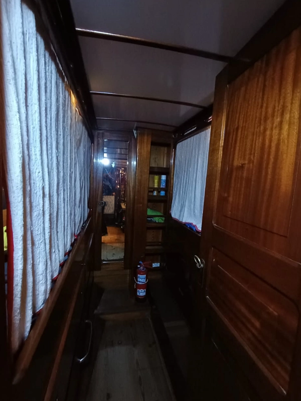 interior del barco veler ksar expediciones en Canal Beagle. Navegaciones en Tierra del Fuego argentina