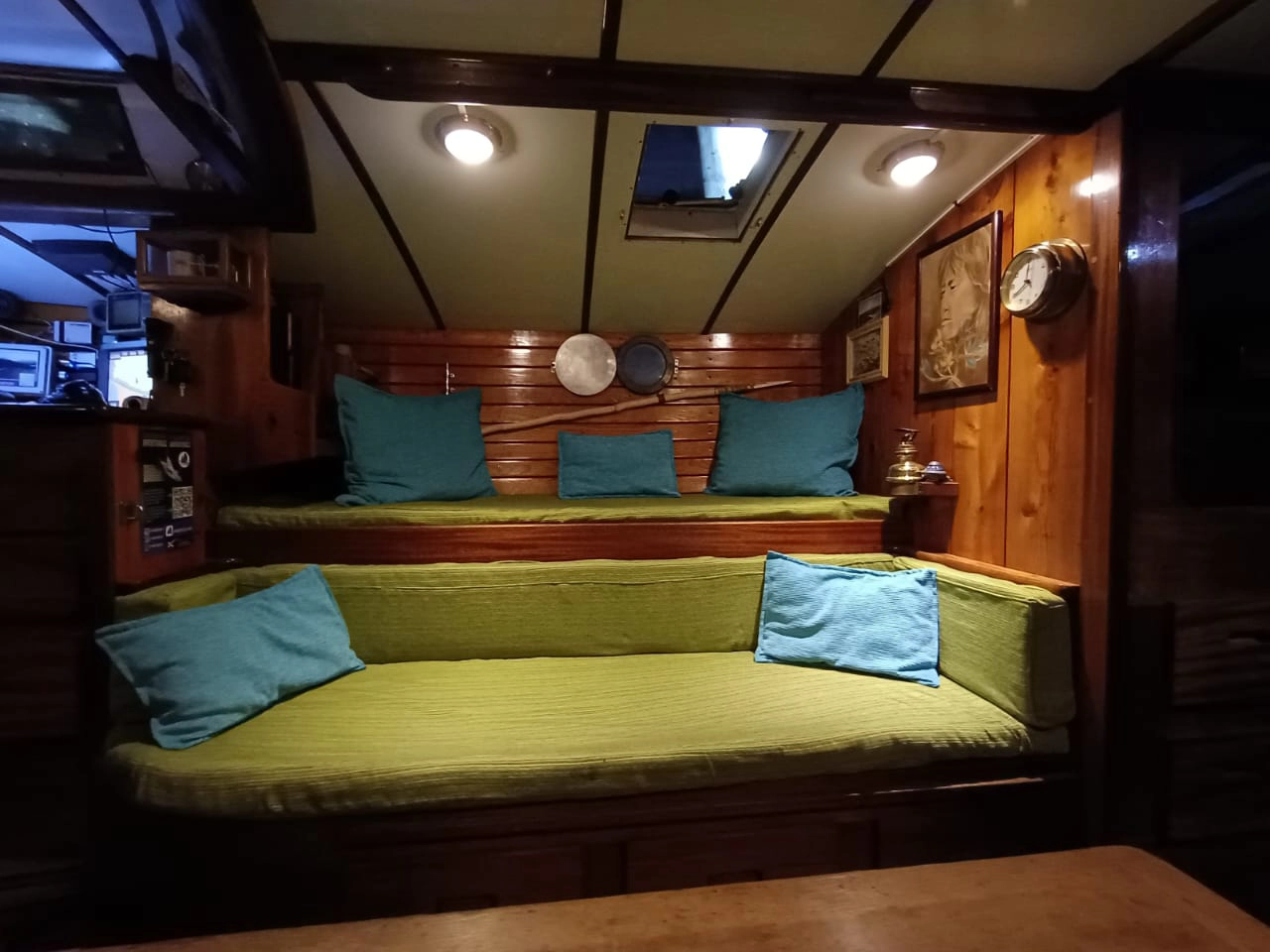 interior del barco veler ksar expediciones en Canal Beagle. Navegaciones en Tierra del Fuego argentina
