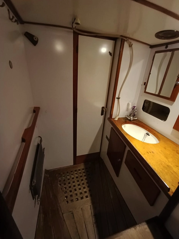 interior del barco veler ksar expediciones en Canal Beagle. Navegaciones en Tierra del Fuego argentina