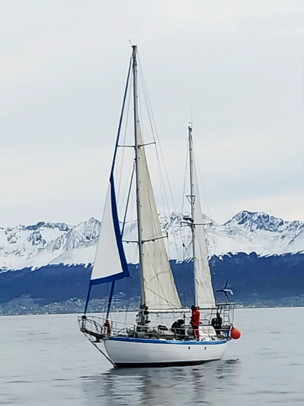 interior del barco veler ksar expediciones en Canal Beagle. Navegaciones en Tierra del Fuego argentina