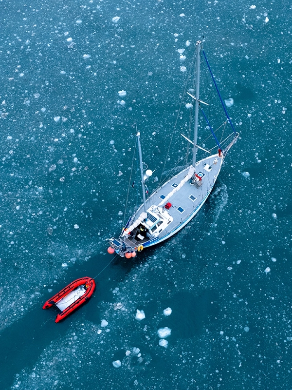 interior del barco veler ksar expediciones en Canal Beagle. Navegaciones en Tierra del Fuego argentina