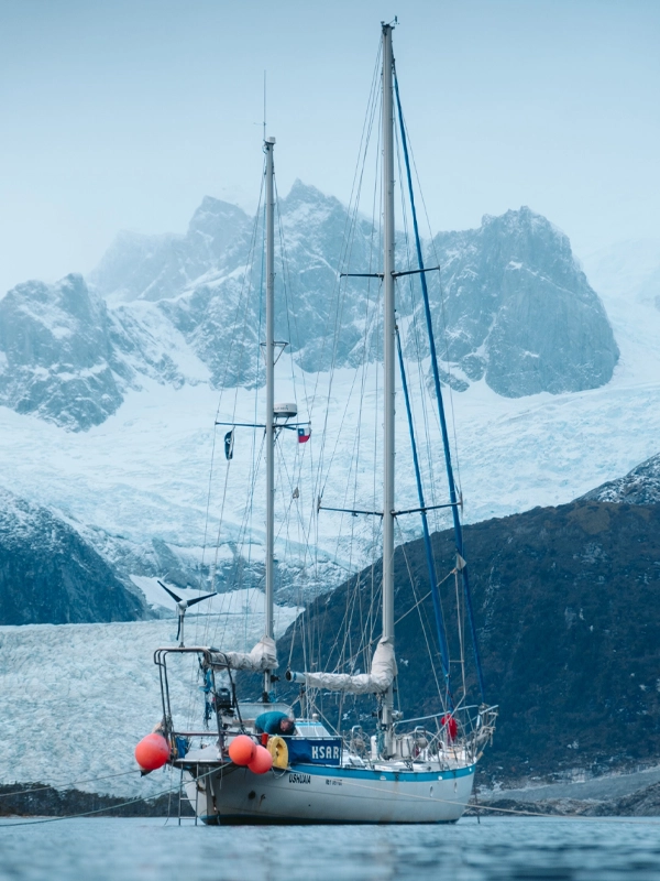 interior del barco veler ksar expediciones en Canal Beagle. Navegaciones en Tierra del Fuego argentina