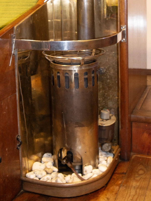 interior del barco veler ksar expediciones en Canal Beagle. Navegaciones en Tierra del Fuego argentina