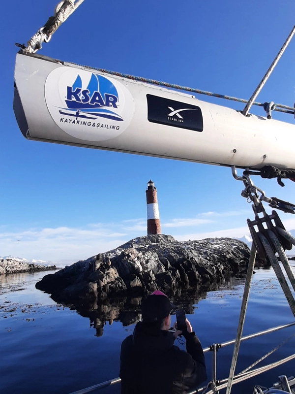 interior del barco veler ksar expediciones en Canal Beagle. Navegaciones en Tierra del Fuego argentina