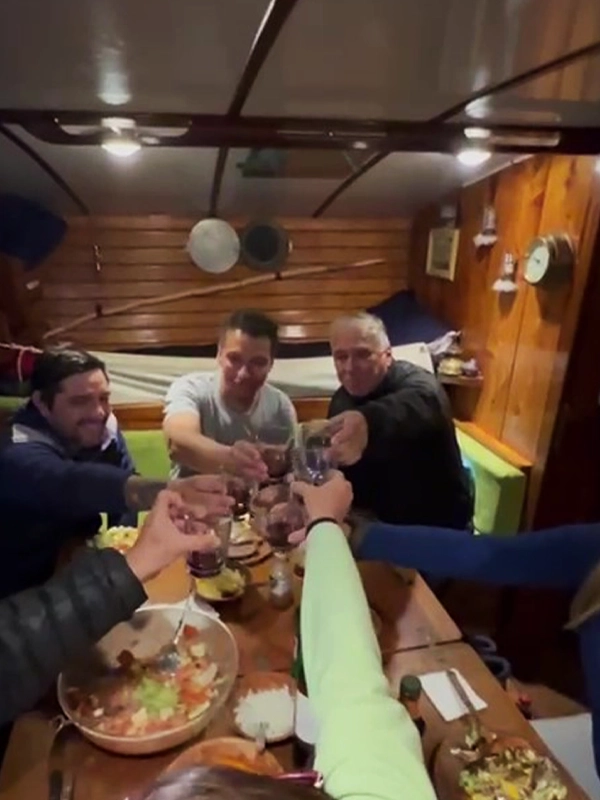 interior del barco veler ksar expediciones en Canal Beagle. Navegaciones en Tierra del Fuego argentina