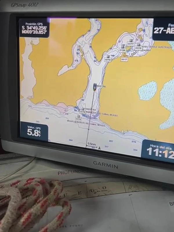 5-Destino-faro-les-éclaireurs-Navegacion-Velero-Ksar-Canal-Beagle-Tierra-del-Fuego-Fin-del-Mundo-Argentina interior del barco veler ksar expediciones en Canal Beagle. Navegaciones en Tierra del Fuego argentina