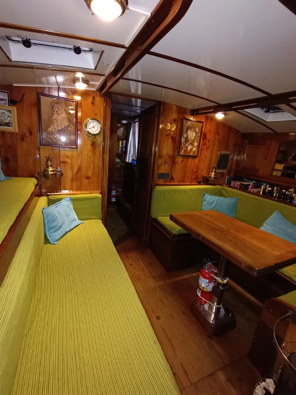 interior del barco veler ksar expediciones en Canal Beagle. Navegaciones en Tierra del Fuego argentina