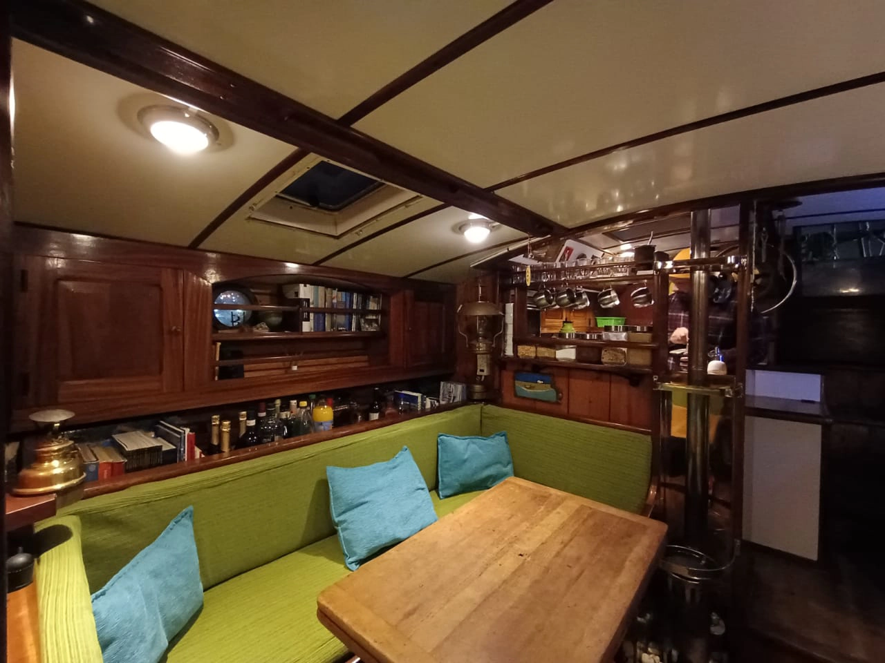 interior del barco veler ksar expediciones en Canal Beagle. Navegaciones en Tierra del Fuego argentina