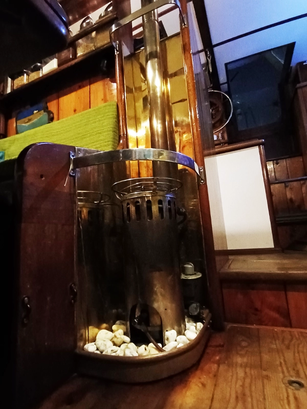 interior del barco veler ksar expediciones en Canal Beagle. Navegaciones en Tierra del Fuego argentina