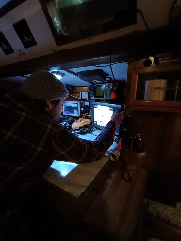 interior del barco veler ksar expediciones en Canal Beagle. Navegaciones en Tierra del Fuego argentina
