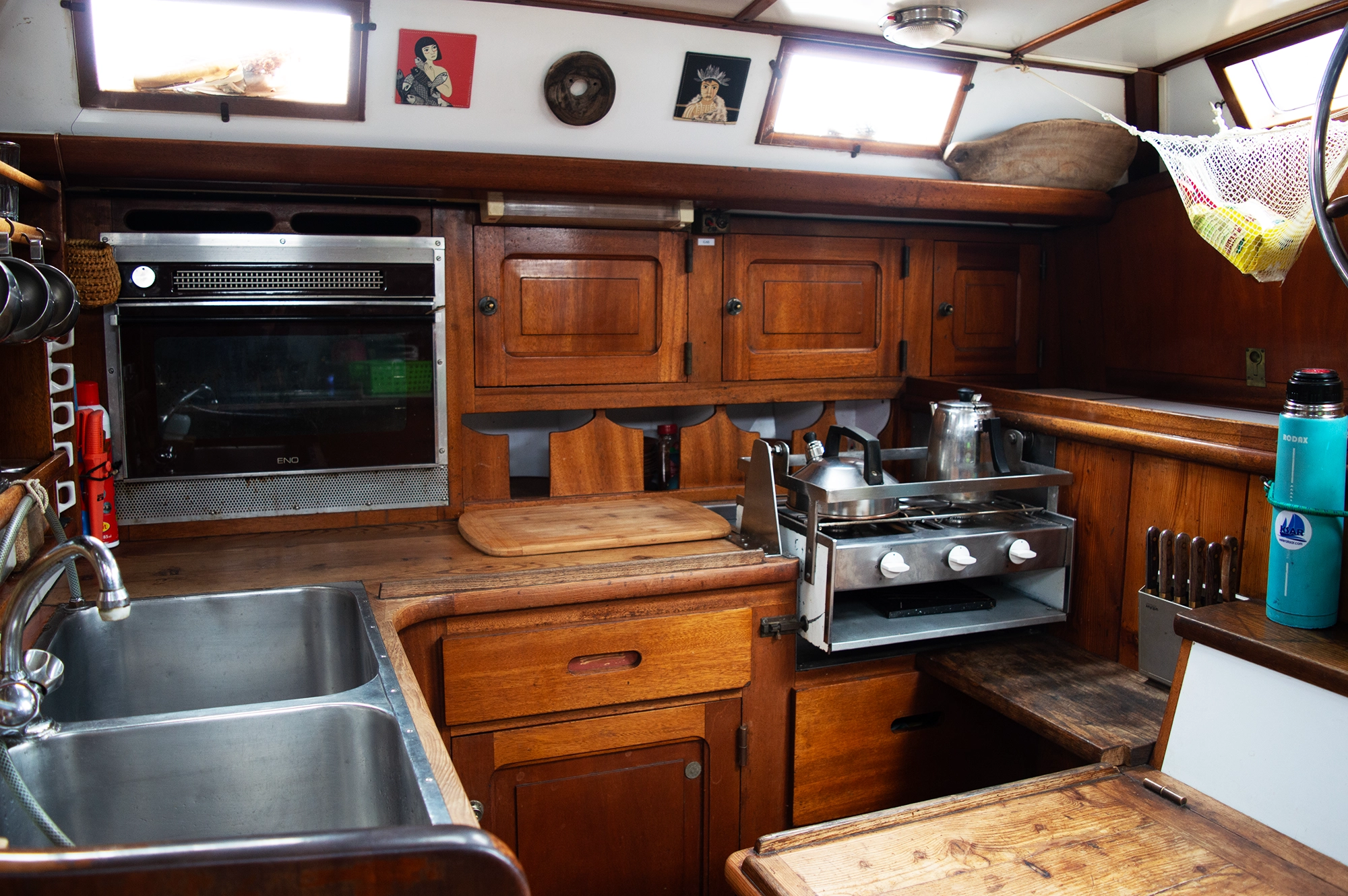 interior del barco veler ksar expediciones en Canal Beagle. Navegaciones en Tierra del Fuego argentina