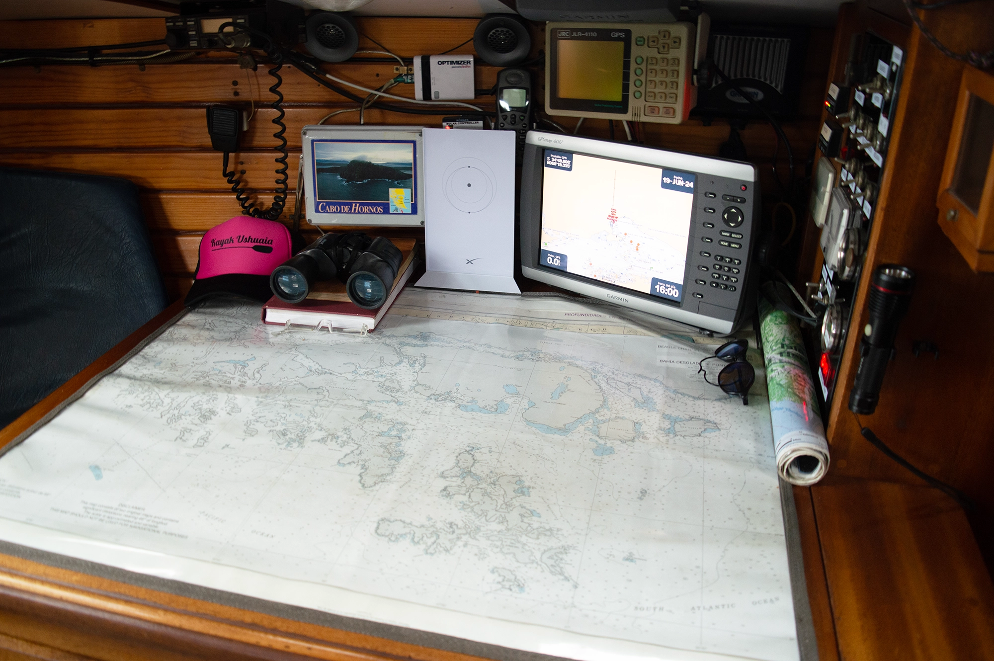 interior del barco veler ksar expediciones en Canal Beagle. Navegaciones en Tierra del Fuego argentina