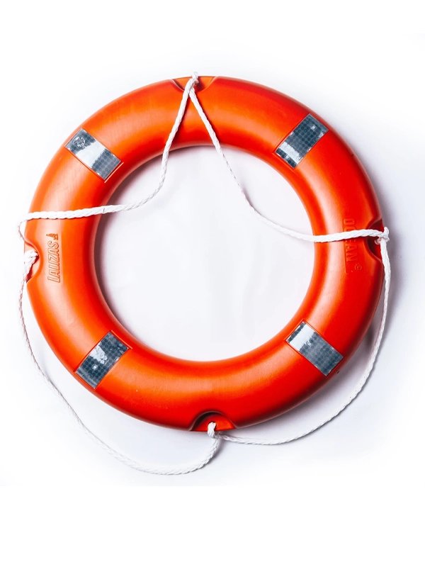 Equipos de Seguridad del Velero Ksar: La Máxima Seguridad en las Aguas de Ushuaia, Tierra del Fuego El Velero Ksar, reconocido como el velero más seguro de Ushuaia, Tierra del Fuego, está equipado con tecnología de avanzada en seguridad para asegurar una navegación confiable y protegida en los paisajes australes, fiordos y agrestes de la región. Nuestra prioridad es la seguridad y el bienestar de nuestros tripulantes y pasajeros, y para ello, contamos con una extensa gama de equipos de seguridad de última generación. Chalecos Salvavidas de Alta Tecnología A bordo del Ksar, disponemos de chalecos salvavidas inflables automáticos y manuales, diseñados para ofrecer la máxima flotabilidad y visibilidad en situaciones de emergencia. Cada miembro de la tripulación y pasajero tiene acceso a estos chalecos, asegurando que todos estén preparados ante cualquier eventualidad. Arneses y Líneas de Vida Para garantizar la seguridad durante condiciones adversas, el Ksar está equipado con arneses de seguridad y líneas de vida robustas. Estos dispositivos permiten a la tripulación moverse con seguridad por la cubierta, minimizando el riesgo de caídas al mar. Balsas Salvavidas Nuestras balsas salvavidas inflables están preparadas para emergencias, equipadas con suministros esenciales como agua, alimentos, y botiquines de primeros auxilios. Estas balsas tienen la capacidad suficiente para acomodar a toda la tripulación, asegurando que todos puedan ser rescatados en caso de necesidad. Extintores de Incendios El Ksar cuenta con extintores de incendios estratégicamente ubicados y revisados regularmente, listos para actuar en caso de cualquier incidente a bordo. La seguridad contra incendios es una prioridad, y estamos preparados para cualquier eventualidad. Botiquín de Primeros Auxilios Nuestro botiquín de primeros auxilios está completamente equipado con medicamentos, vendas, tijeras, guantes y otros suministros médicos esenciales. Este botiquín es accesible y está actualizado para manejar cualquier emergencia médica a bordo. Sistemas de Comunicación de Vanguardia Contamos con un radio VHF marino para comunicaciones de emergencia, y una EPIRB (Radiobaliza de Emergencia) para la localización precisa en situaciones críticas. Estas herramientas de comunicación aseguran que siempre podamos contactar con los servicios de rescate en caso de necesidad. Iluminación y Señalización de Alta Visibilidad El Ksar está equipado con luces de navegación en perfecto estado de funcionamiento, luces estroboscópicas de emergencia y bengalas de señalización. Estas herramientas son cruciales para garantizar nuestra visibilidad en condiciones de poca luz y durante rescates nocturnos. Bombas de Achique Disponemos de bombas de achique manuales y automáticas para mantener el velero libre de agua. Estas bombas son esenciales para mantener la flotabilidad y estabilidad del Ksar en todo momento. Herramientas y Repuestos Nuestro velero lleva a bordo una caja de herramientas completa y repuestos esenciales para el motor, las velas y otros equipos críticos. Estamos preparados para cualquier reparación de emergencia que pueda ser necesaria durante nuestras travesías. Internet Satelital Starlink de SpaceX El Velero Ksar también está equipado con el servicio de internet satelital Starlink de SpaceX. Esta tecnología avanzada nos permite mantener una conexión estable y rápida a internet, incluso en las áreas más remotas y desafiantes del sur del mundo. Esto no solo mejora la comunicación y la navegación, sino que también añade una capa adicional de seguridad al permitir un contacto continuo con el mundo exterior. Tecnología Adicional de Seguridad El Ksar también está equipado con paracaídas de arrastre para reducir la velocidad del velero en condiciones de tormenta, generadores de viento y solar para mantener la energía en situaciones de emergencia, y sistemas desalinizadores de agua para proporcionar agua potable en emergencias prolongadas. En el Velero Ksar, la seguridad es nuestra máxima prioridad. Equipados con tecnología de avanzada y una amplia gama de equipos de seguridad, garantizamos que nuestras navegaciones por los paisajes australes, fiordos y agrestes de Ushuaia, Tierra del Fuego, sean siempre seguras y protegidas para todos a bordo.