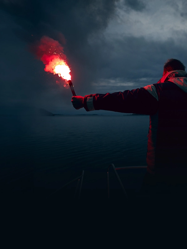 Equipos de Seguridad del Velero Ksar: La Máxima Seguridad en las Aguas de Ushuaia, Tierra del Fuego El Velero Ksar, reconocido como el velero más seguro de Ushuaia, Tierra del Fuego, está equipado con tecnología de avanzada en seguridad para asegurar una navegación confiable y protegida en los paisajes australes, fiordos y agrestes de la región. Nuestra prioridad es la seguridad y el bienestar de nuestros tripulantes y pasajeros, y para ello, contamos con una extensa gama de equipos de seguridad de última generación. Chalecos Salvavidas de Alta Tecnología A bordo del Ksar, disponemos de chalecos salvavidas inflables automáticos y manuales, diseñados para ofrecer la máxima flotabilidad y visibilidad en situaciones de emergencia. Cada miembro de la tripulación y pasajero tiene acceso a estos chalecos, asegurando que todos estén preparados ante cualquier eventualidad. Arneses y Líneas de Vida Para garantizar la seguridad durante condiciones adversas, el Ksar está equipado con arneses de seguridad y líneas de vida robustas. Estos dispositivos permiten a la tripulación moverse con seguridad por la cubierta, minimizando el riesgo de caídas al mar. Balsas Salvavidas Nuestras balsas salvavidas inflables están preparadas para emergencias, equipadas con suministros esenciales como agua, alimentos, y botiquines de primeros auxilios. Estas balsas tienen la capacidad suficiente para acomodar a toda la tripulación, asegurando que todos puedan ser rescatados en caso de necesidad. Extintores de Incendios El Ksar cuenta con extintores de incendios estratégicamente ubicados y revisados regularmente, listos para actuar en caso de cualquier incidente a bordo. La seguridad contra incendios es una prioridad, y estamos preparados para cualquier eventualidad. Botiquín de Primeros Auxilios Nuestro botiquín de primeros auxilios está completamente equipado con medicamentos, vendas, tijeras, guantes y otros suministros médicos esenciales. Este botiquín es accesible y está actualizado para manejar cualquier emergencia médica a bordo. Sistemas de Comunicación de Vanguardia Contamos con un radio VHF marino para comunicaciones de emergencia, y una EPIRB (Radiobaliza de Emergencia) para la localización precisa en situaciones críticas. Estas herramientas de comunicación aseguran que siempre podamos contactar con los servicios de rescate en caso de necesidad. Iluminación y Señalización de Alta Visibilidad El Ksar está equipado con luces de navegación en perfecto estado de funcionamiento, luces estroboscópicas de emergencia y bengalas de señalización. Estas herramientas son cruciales para garantizar nuestra visibilidad en condiciones de poca luz y durante rescates nocturnos. Bombas de Achique Disponemos de bombas de achique manuales y automáticas para mantener el velero libre de agua. Estas bombas son esenciales para mantener la flotabilidad y estabilidad del Ksar en todo momento. Herramientas y Repuestos Nuestro velero lleva a bordo una caja de herramientas completa y repuestos esenciales para el motor, las velas y otros equipos críticos. Estamos preparados para cualquier reparación de emergencia que pueda ser necesaria durante nuestras travesías. Internet Satelital Starlink de SpaceX El Velero Ksar también está equipado con el servicio de internet satelital Starlink de SpaceX. Esta tecnología avanzada nos permite mantener una conexión estable y rápida a internet, incluso en las áreas más remotas y desafiantes del sur del mundo. Esto no solo mejora la comunicación y la navegación, sino que también añade una capa adicional de seguridad al permitir un contacto continuo con el mundo exterior. Tecnología Adicional de Seguridad El Ksar también está equipado con paracaídas de arrastre para reducir la velocidad del velero en condiciones de tormenta, generadores de viento y solar para mantener la energía en situaciones de emergencia, y sistemas desalinizadores de agua para proporcionar agua potable en emergencias prolongadas. En el Velero Ksar, la seguridad es nuestra máxima prioridad. Equipados con tecnología de avanzada y una amplia gama de equipos de seguridad, garantizamos que nuestras navegaciones por los paisajes australes, fiordos y agrestes de Ushuaia, Tierra del Fuego, sean siempre seguras y protegidas para todos a bordo.