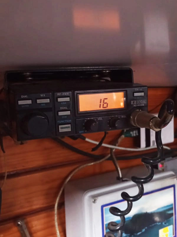 Equipos de Seguridad del Velero Ksar: La Máxima Seguridad en las Aguas de Ushuaia, Tierra del Fuego El Velero Ksar, reconocido como el velero más seguro de Ushuaia, Tierra del Fuego, está equipado con tecnología de avanzada en seguridad para asegurar una navegación confiable y protegida en los paisajes australes, fiordos y agrestes de la región. Nuestra prioridad es la seguridad y el bienestar de nuestros tripulantes y pasajeros, y para ello, contamos con una extensa gama de equipos de seguridad de última generación. Chalecos Salvavidas de Alta Tecnología A bordo del Ksar, disponemos de chalecos salvavidas inflables automáticos y manuales, diseñados para ofrecer la máxima flotabilidad y visibilidad en situaciones de emergencia. Cada miembro de la tripulación y pasajero tiene acceso a estos chalecos, asegurando que todos estén preparados ante cualquier eventualidad. Arneses y Líneas de Vida Para garantizar la seguridad durante condiciones adversas, el Ksar está equipado con arneses de seguridad y líneas de vida robustas. Estos dispositivos permiten a la tripulación moverse con seguridad por la cubierta, minimizando el riesgo de caídas al mar. Balsas Salvavidas Nuestras balsas salvavidas inflables están preparadas para emergencias, equipadas con suministros esenciales como agua, alimentos, y botiquines de primeros auxilios. Estas balsas tienen la capacidad suficiente para acomodar a toda la tripulación, asegurando que todos puedan ser rescatados en caso de necesidad. Extintores de Incendios El Ksar cuenta con extintores de incendios estratégicamente ubicados y revisados regularmente, listos para actuar en caso de cualquier incidente a bordo. La seguridad contra incendios es una prioridad, y estamos preparados para cualquier eventualidad. Botiquín de Primeros Auxilios Nuestro botiquín de primeros auxilios está completamente equipado con medicamentos, vendas, tijeras, guantes y otros suministros médicos esenciales. Este botiquín es accesible y está actualizado para manejar cualquier emergencia médica a bordo. Sistemas de Comunicación de Vanguardia Contamos con un radio VHF marino para comunicaciones de emergencia, y una EPIRB (Radiobaliza de Emergencia) para la localización precisa en situaciones críticas. Estas herramientas de comunicación aseguran que siempre podamos contactar con los servicios de rescate en caso de necesidad. Iluminación y Señalización de Alta Visibilidad El Ksar está equipado con luces de navegación en perfecto estado de funcionamiento, luces estroboscópicas de emergencia y bengalas de señalización. Estas herramientas son cruciales para garantizar nuestra visibilidad en condiciones de poca luz y durante rescates nocturnos. Bombas de Achique Disponemos de bombas de achique manuales y automáticas para mantener el velero libre de agua. Estas bombas son esenciales para mantener la flotabilidad y estabilidad del Ksar en todo momento. Herramientas y Repuestos Nuestro velero lleva a bordo una caja de herramientas completa y repuestos esenciales para el motor, las velas y otros equipos críticos. Estamos preparados para cualquier reparación de emergencia que pueda ser necesaria durante nuestras travesías. Internet Satelital Starlink de SpaceX El Velero Ksar también está equipado con el servicio de internet satelital Starlink de SpaceX. Esta tecnología avanzada nos permite mantener una conexión estable y rápida a internet, incluso en las áreas más remotas y desafiantes del sur del mundo. Esto no solo mejora la comunicación y la navegación, sino que también añade una capa adicional de seguridad al permitir un contacto continuo con el mundo exterior. Tecnología Adicional de Seguridad El Ksar también está equipado con paracaídas de arrastre para reducir la velocidad del velero en condiciones de tormenta, generadores de viento y solar para mantener la energía en situaciones de emergencia, y sistemas desalinizadores de agua para proporcionar agua potable en emergencias prolongadas. En el Velero Ksar, la seguridad es nuestra máxima prioridad. Equipados con tecnología de avanzada y una amplia gama de equipos de seguridad, garantizamos que nuestras navegaciones por los paisajes australes, fiordos y agrestes de Ushuaia, Tierra del Fuego, sean siempre seguras y protegidas para todos a bordo.