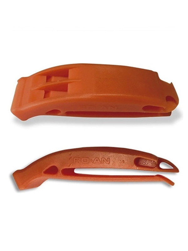 Equipos de Seguridad del Velero Ksar: La Máxima Seguridad en las Aguas de Ushuaia, Tierra del Fuego El Velero Ksar, reconocido como el velero más seguro de Ushuaia, Tierra del Fuego, está equipado con tecnología de avanzada en seguridad para asegurar una navegación confiable y protegida en los paisajes australes, fiordos y agrestes de la región. Nuestra prioridad es la seguridad y el bienestar de nuestros tripulantes y pasajeros, y para ello, contamos con una extensa gama de equipos de seguridad de última generación. Chalecos Salvavidas de Alta Tecnología A bordo del Ksar, disponemos de chalecos salvavidas inflables automáticos y manuales, diseñados para ofrecer la máxima flotabilidad y visibilidad en situaciones de emergencia. Cada miembro de la tripulación y pasajero tiene acceso a estos chalecos, asegurando que todos estén preparados ante cualquier eventualidad. Arneses y Líneas de Vida Para garantizar la seguridad durante condiciones adversas, el Ksar está equipado con arneses de seguridad y líneas de vida robustas. Estos dispositivos permiten a la tripulación moverse con seguridad por la cubierta, minimizando el riesgo de caídas al mar. Balsas Salvavidas Nuestras balsas salvavidas inflables están preparadas para emergencias, equipadas con suministros esenciales como agua, alimentos, y botiquines de primeros auxilios. Estas balsas tienen la capacidad suficiente para acomodar a toda la tripulación, asegurando que todos puedan ser rescatados en caso de necesidad. Extintores de Incendios El Ksar cuenta con extintores de incendios estratégicamente ubicados y revisados regularmente, listos para actuar en caso de cualquier incidente a bordo. La seguridad contra incendios es una prioridad, y estamos preparados para cualquier eventualidad. Botiquín de Primeros Auxilios Nuestro botiquín de primeros auxilios está completamente equipado con medicamentos, vendas, tijeras, guantes y otros suministros médicos esenciales. Este botiquín es accesible y está actualizado para manejar cualquier emergencia médica a bordo. Sistemas de Comunicación de Vanguardia Contamos con un radio VHF marino para comunicaciones de emergencia, y una EPIRB (Radiobaliza de Emergencia) para la localización precisa en situaciones críticas. Estas herramientas de comunicación aseguran que siempre podamos contactar con los servicios de rescate en caso de necesidad. Iluminación y Señalización de Alta Visibilidad El Ksar está equipado con luces de navegación en perfecto estado de funcionamiento, luces estroboscópicas de emergencia y bengalas de señalización. Estas herramientas son cruciales para garantizar nuestra visibilidad en condiciones de poca luz y durante rescates nocturnos. Bombas de Achique Disponemos de bombas de achique manuales y automáticas para mantener el velero libre de agua. Estas bombas son esenciales para mantener la flotabilidad y estabilidad del Ksar en todo momento. Herramientas y Repuestos Nuestro velero lleva a bordo una caja de herramientas completa y repuestos esenciales para el motor, las velas y otros equipos críticos. Estamos preparados para cualquier reparación de emergencia que pueda ser necesaria durante nuestras travesías. Internet Satelital Starlink de SpaceX El Velero Ksar también está equipado con el servicio de internet satelital Starlink de SpaceX. Esta tecnología avanzada nos permite mantener una conexión estable y rápida a internet, incluso en las áreas más remotas y desafiantes del sur del mundo. Esto no solo mejora la comunicación y la navegación, sino que también añade una capa adicional de seguridad al permitir un contacto continuo con el mundo exterior. Tecnología Adicional de Seguridad El Ksar también está equipado con paracaídas de arrastre para reducir la velocidad del velero en condiciones de tormenta, generadores de viento y solar para mantener la energía en situaciones de emergencia, y sistemas desalinizadores de agua para proporcionar agua potable en emergencias prolongadas. En el Velero Ksar, la seguridad es nuestra máxima prioridad. Equipados con tecnología de avanzada y una amplia gama de equipos de seguridad, garantizamos que nuestras navegaciones por los paisajes australes, fiordos y agrestes de Ushuaia, Tierra del Fuego, sean siempre seguras y protegidas para todos a bordo.