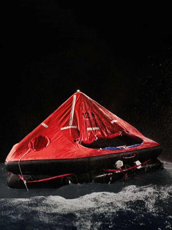 Equipos de Seguridad del Velero Ksar: La Máxima Seguridad en las Aguas de Ushuaia, Tierra del Fuego El Velero Ksar, reconocido como el velero más seguro de Ushuaia, Tierra del Fuego, está equipado con tecnología de avanzada en seguridad para asegurar una navegación confiable y protegida en los paisajes australes, fiordos y agrestes de la región. Nuestra prioridad es la seguridad y el bienestar de nuestros tripulantes y pasajeros, y para ello, contamos con una extensa gama de equipos de seguridad de última generación. Chalecos Salvavidas de Alta Tecnología A bordo del Ksar, disponemos de chalecos salvavidas inflables automáticos y manuales, diseñados para ofrecer la máxima flotabilidad y visibilidad en situaciones de emergencia. Cada miembro de la tripulación y pasajero tiene acceso a estos chalecos, asegurando que todos estén preparados ante cualquier eventualidad. Arneses y Líneas de Vida Para garantizar la seguridad durante condiciones adversas, el Ksar está equipado con arneses de seguridad y líneas de vida robustas. Estos dispositivos permiten a la tripulación moverse con seguridad por la cubierta, minimizando el riesgo de caídas al mar. Balsas Salvavidas Nuestras balsas salvavidas inflables están preparadas para emergencias, equipadas con suministros esenciales como agua, alimentos, y botiquines de primeros auxilios. Estas balsas tienen la capacidad suficiente para acomodar a toda la tripulación, asegurando que todos puedan ser rescatados en caso de necesidad. Extintores de Incendios El Ksar cuenta con extintores de incendios estratégicamente ubicados y revisados regularmente, listos para actuar en caso de cualquier incidente a bordo. La seguridad contra incendios es una prioridad, y estamos preparados para cualquier eventualidad. Botiquín de Primeros Auxilios Nuestro botiquín de primeros auxilios está completamente equipado con medicamentos, vendas, tijeras, guantes y otros suministros médicos esenciales. Este botiquín es accesible y está actualizado para manejar cualquier emergencia médica a bordo. Sistemas de Comunicación de Vanguardia Contamos con un radio VHF marino para comunicaciones de emergencia, y una EPIRB (Radiobaliza de Emergencia) para la localización precisa en situaciones críticas. Estas herramientas de comunicación aseguran que siempre podamos contactar con los servicios de rescate en caso de necesidad. Iluminación y Señalización de Alta Visibilidad El Ksar está equipado con luces de navegación en perfecto estado de funcionamiento, luces estroboscópicas de emergencia y bengalas de señalización. Estas herramientas son cruciales para garantizar nuestra visibilidad en condiciones de poca luz y durante rescates nocturnos. Bombas de Achique Disponemos de bombas de achique manuales y automáticas para mantener el velero libre de agua. Estas bombas son esenciales para mantener la flotabilidad y estabilidad del Ksar en todo momento. Herramientas y Repuestos Nuestro velero lleva a bordo una caja de herramientas completa y repuestos esenciales para el motor, las velas y otros equipos críticos. Estamos preparados para cualquier reparación de emergencia que pueda ser necesaria durante nuestras travesías. Internet Satelital Starlink de SpaceX El Velero Ksar también está equipado con el servicio de internet satelital Starlink de SpaceX. Esta tecnología avanzada nos permite mantener una conexión estable y rápida a internet, incluso en las áreas más remotas y desafiantes del sur del mundo. Esto no solo mejora la comunicación y la navegación, sino que también añade una capa adicional de seguridad al permitir un contacto continuo con el mundo exterior. Tecnología Adicional de Seguridad El Ksar también está equipado con paracaídas de arrastre para reducir la velocidad del velero en condiciones de tormenta, generadores de viento y solar para mantener la energía en situaciones de emergencia, y sistemas desalinizadores de agua para proporcionar agua potable en emergencias prolongadas. En el Velero Ksar, la seguridad es nuestra máxima prioridad. Equipados con tecnología de avanzada y una amplia gama de equipos de seguridad, garantizamos que nuestras navegaciones por los paisajes australes, fiordos y agrestes de Ushuaia, Tierra del Fuego, sean siempre seguras y protegidas para todos a bordo.