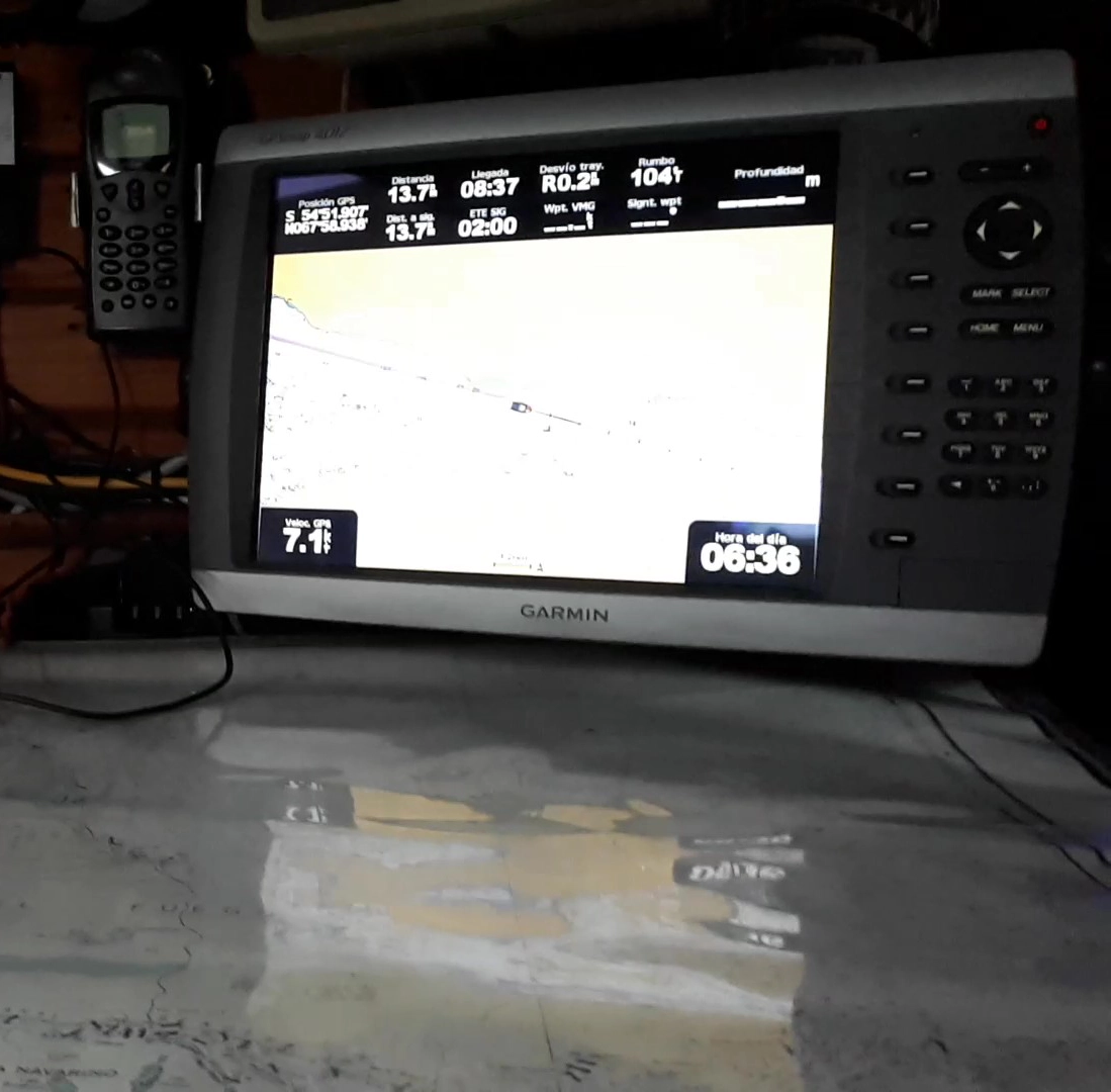 Equipos de Seguridad del Velero Ksar: La Máxima Seguridad en las Aguas de Ushuaia, Tierra del Fuego El Velero Ksar, reconocido como el velero más seguro de Ushuaia, Tierra del Fuego, está equipado con tecnología de avanzada en seguridad para asegurar una navegación confiable y protegida en los paisajes australes, fiordos y agrestes de la región. Nuestra prioridad es la seguridad y el bienestar de nuestros tripulantes y pasajeros, y para ello, contamos con una extensa gama de equipos de seguridad de última generación. Chalecos Salvavidas de Alta Tecnología A bordo del Ksar, disponemos de chalecos salvavidas inflables automáticos y manuales, diseñados para ofrecer la máxima flotabilidad y visibilidad en situaciones de emergencia. Cada miembro de la tripulación y pasajero tiene acceso a estos chalecos, asegurando que todos estén preparados ante cualquier eventualidad. Arneses y Líneas de Vida Para garantizar la seguridad durante condiciones adversas, el Ksar está equipado con arneses de seguridad y líneas de vida robustas. Estos dispositivos permiten a la tripulación moverse con seguridad por la cubierta, minimizando el riesgo de caídas al mar. Balsas Salvavidas Nuestras balsas salvavidas inflables están preparadas para emergencias, equipadas con suministros esenciales como agua, alimentos, y botiquines de primeros auxilios. Estas balsas tienen la capacidad suficiente para acomodar a toda la tripulación, asegurando que todos puedan ser rescatados en caso de necesidad. Extintores de Incendios El Ksar cuenta con extintores de incendios estratégicamente ubicados y revisados regularmente, listos para actuar en caso de cualquier incidente a bordo. La seguridad contra incendios es una prioridad, y estamos preparados para cualquier eventualidad. Botiquín de Primeros Auxilios Nuestro botiquín de primeros auxilios está completamente equipado con medicamentos, vendas, tijeras, guantes y otros suministros médicos esenciales. Este botiquín es accesible y está actualizado para manejar cualquier emergencia médica a bordo. Sistemas de Comunicación de Vanguardia Contamos con un radio VHF marino para comunicaciones de emergencia, y una EPIRB (Radiobaliza de Emergencia) para la localización precisa en situaciones críticas. Estas herramientas de comunicación aseguran que siempre podamos contactar con los servicios de rescate en caso de necesidad. Iluminación y Señalización de Alta Visibilidad El Ksar está equipado con luces de navegación en perfecto estado de funcionamiento, luces estroboscópicas de emergencia y bengalas de señalización. Estas herramientas son cruciales para garantizar nuestra visibilidad en condiciones de poca luz y durante rescates nocturnos. Bombas de Achique Disponemos de bombas de achique manuales y automáticas para mantener el velero libre de agua. Estas bombas son esenciales para mantener la flotabilidad y estabilidad del Ksar en todo momento. Herramientas y Repuestos Nuestro velero lleva a bordo una caja de herramientas completa y repuestos esenciales para el motor, las velas y otros equipos críticos. Estamos preparados para cualquier reparación de emergencia que pueda ser necesaria durante nuestras travesías. Internet Satelital Starlink de SpaceX El Velero Ksar también está equipado con el servicio de internet satelital Starlink de SpaceX. Esta tecnología avanzada nos permite mantener una conexión estable y rápida a internet, incluso en las áreas más remotas y desafiantes del sur del mundo. Esto no solo mejora la comunicación y la navegación, sino que también añade una capa adicional de seguridad al permitir un contacto continuo con el mundo exterior. Tecnología Adicional de Seguridad El Ksar también está equipado con paracaídas de arrastre para reducir la velocidad del velero en condiciones de tormenta, generadores de viento y solar para mantener la energía en situaciones de emergencia, y sistemas desalinizadores de agua para proporcionar agua potable en emergencias prolongadas. En el Velero Ksar, la seguridad es nuestra máxima prioridad. Equipados con tecnología de avanzada y una amplia gama de equipos de seguridad, garantizamos que nuestras navegaciones por los paisajes australes, fiordos y agrestes de Ushuaia, Tierra del Fuego, sean siempre seguras y protegidas para todos a bordo.